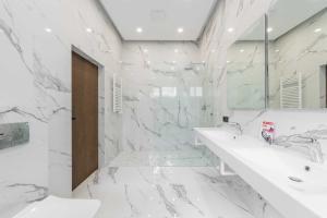 white carrara marble spacious shower, 10 mistakes to avoid when renovating your bathroom
